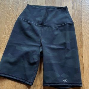 Alo Yoga 7” Vapor High-Waist Camouflage Biker Short Small